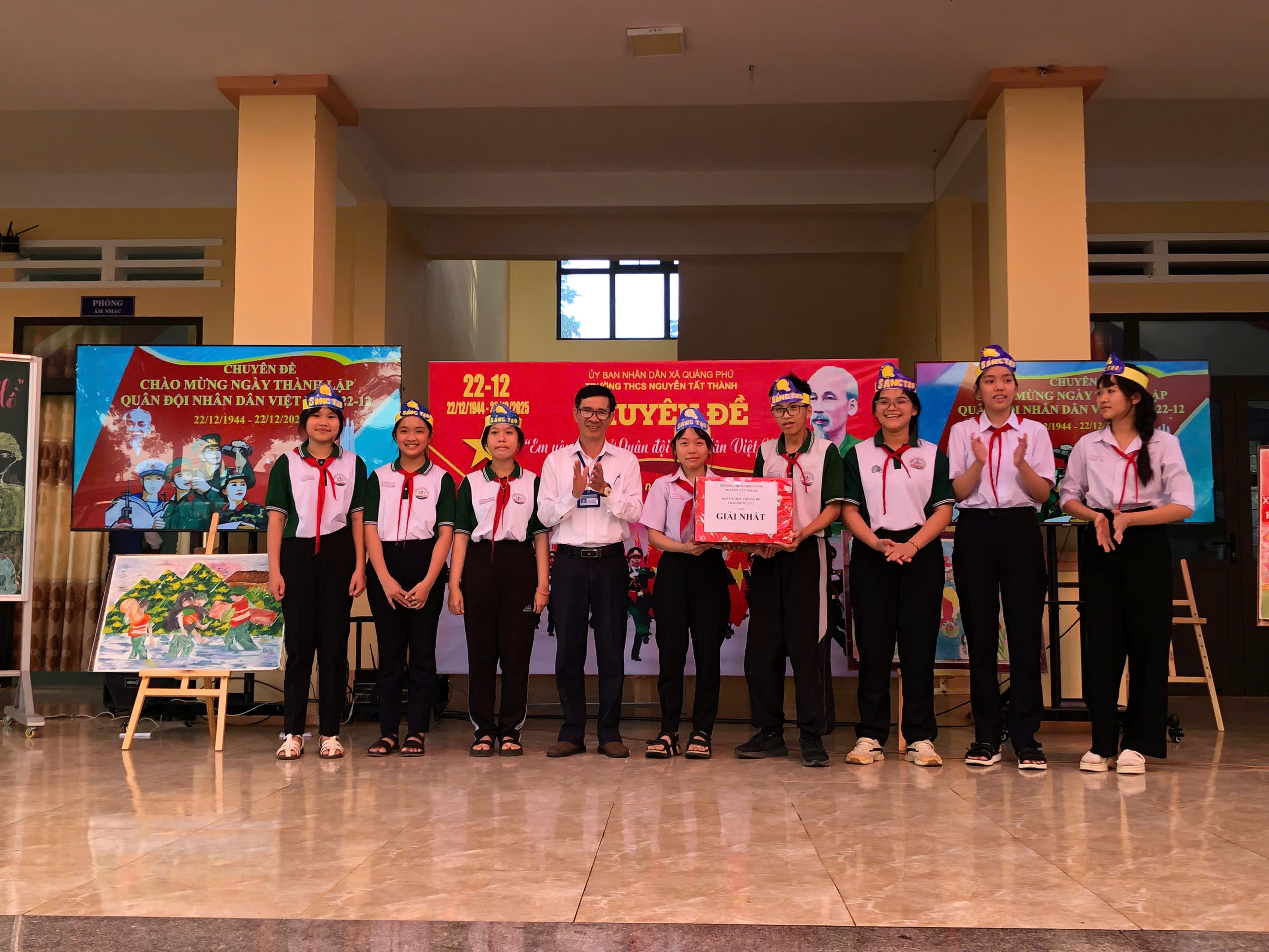 Trường THCS Nguyễn Tất Thành tổ chức chương trình ngoại khóa “Em yêu lịch sử Quân đội Nhân dân Việt Nam”